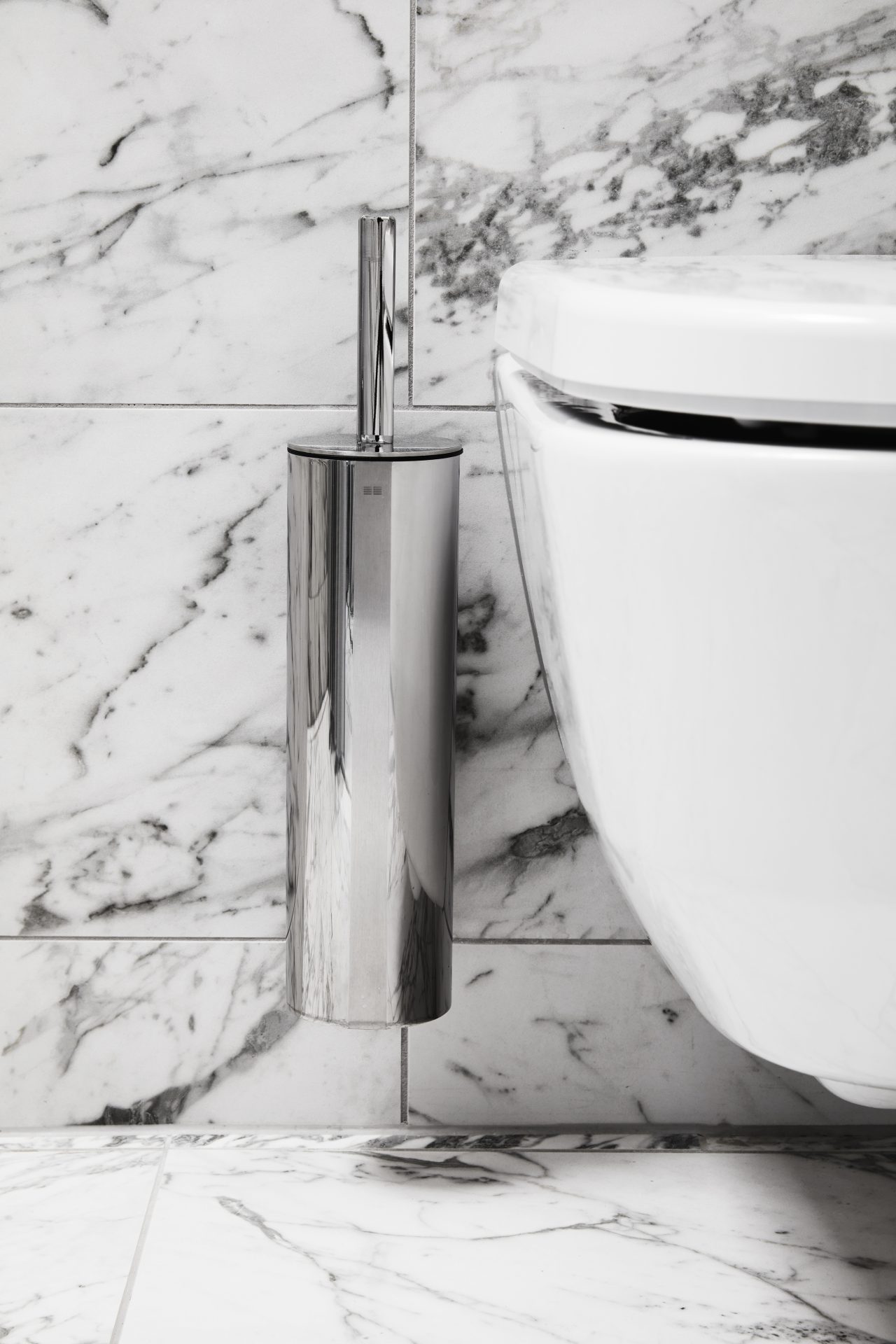 10_HermanK_suite_reframe_toiletbrush_handpolished