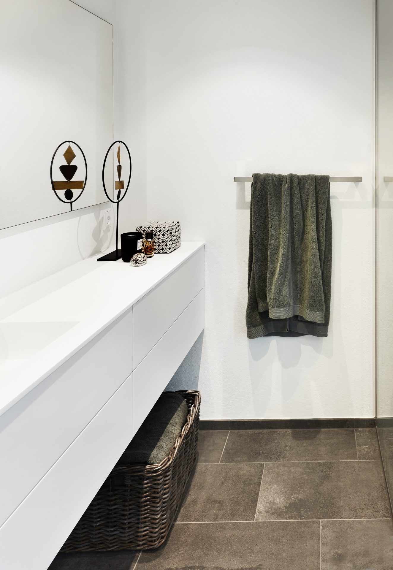 11_DK_reframe collection_towel Bar_hand polished_01