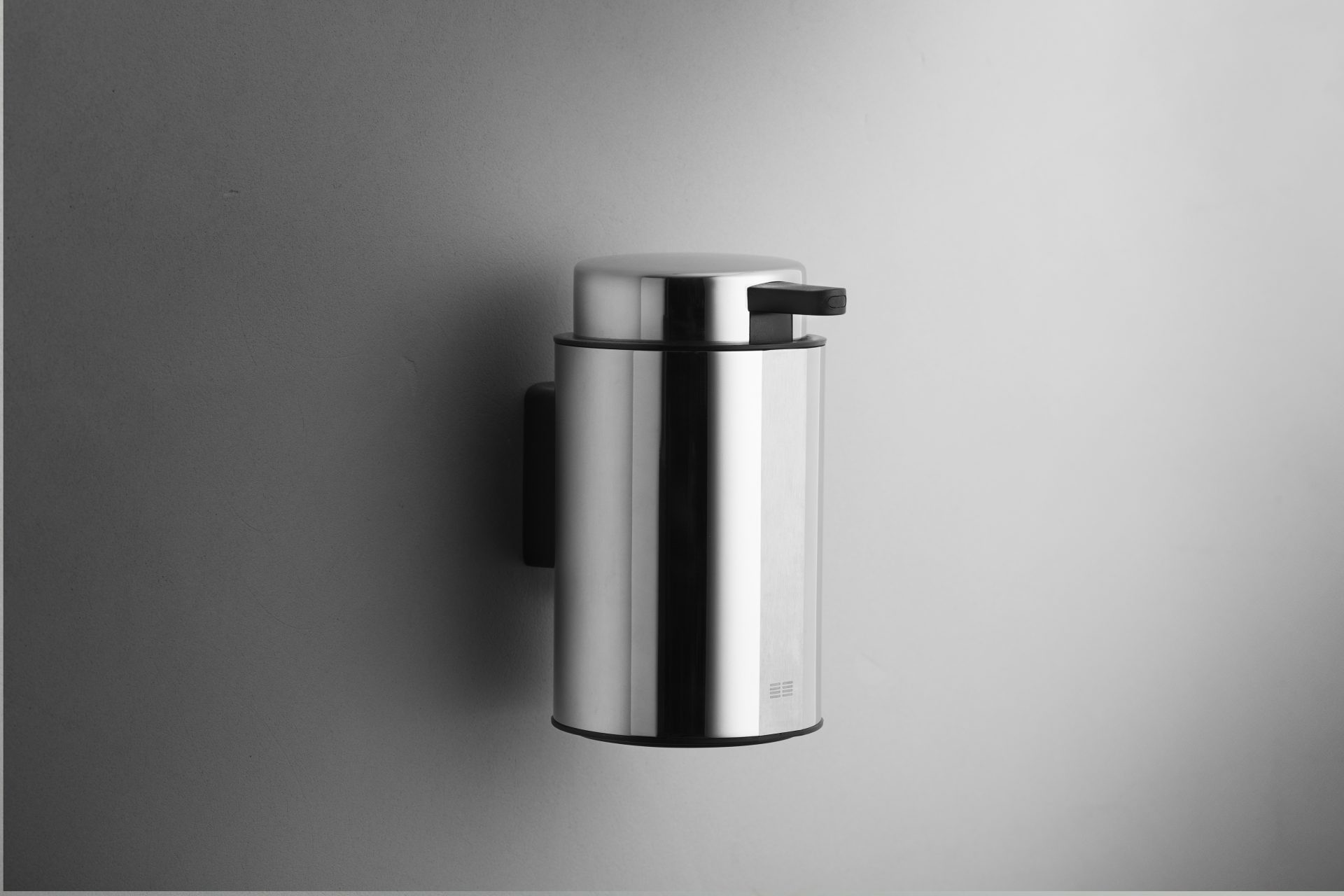 reframe_G_Soap dispenser wall_polished