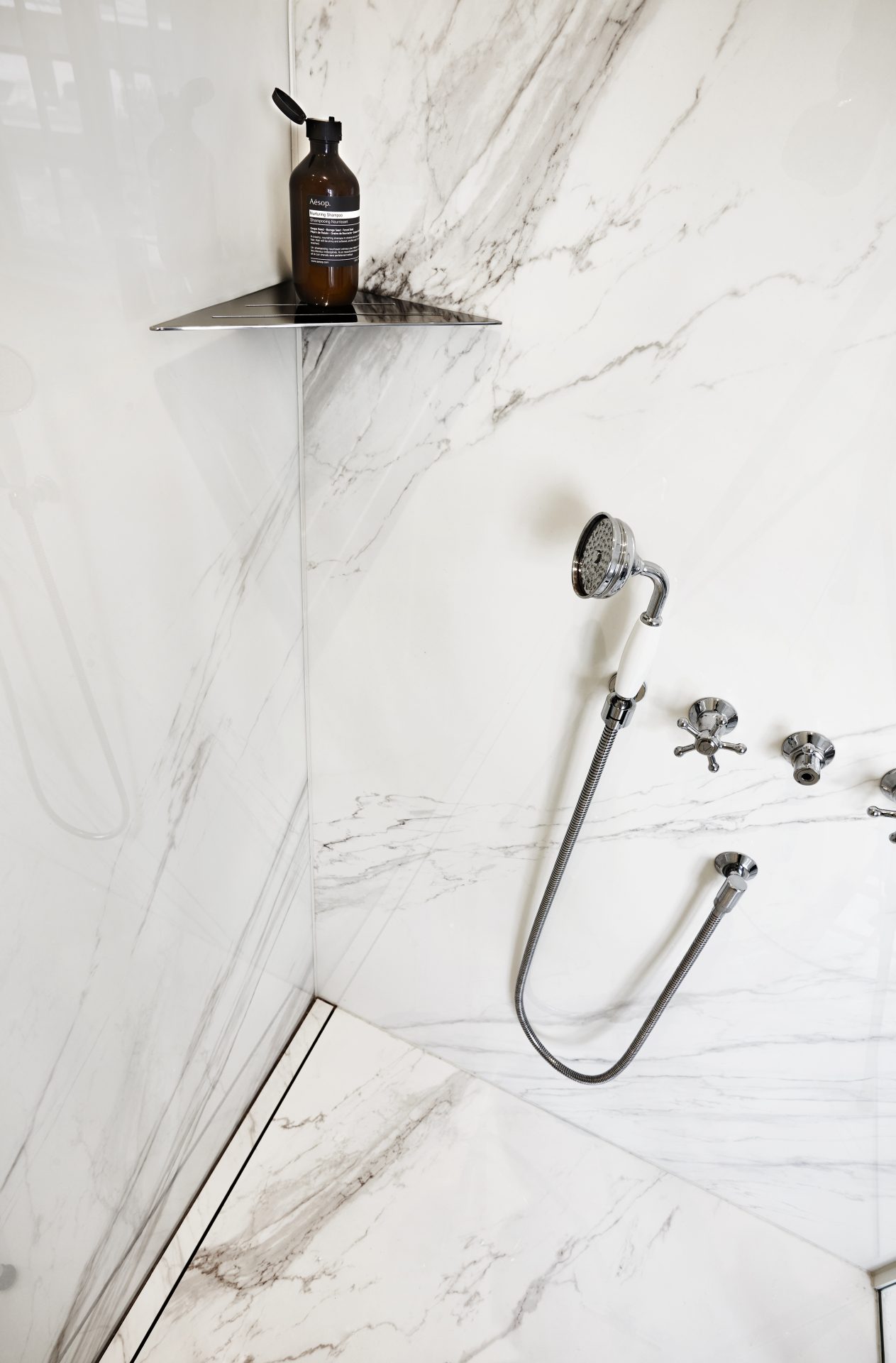 reframe_corner shelf_HL_bespoke_custom