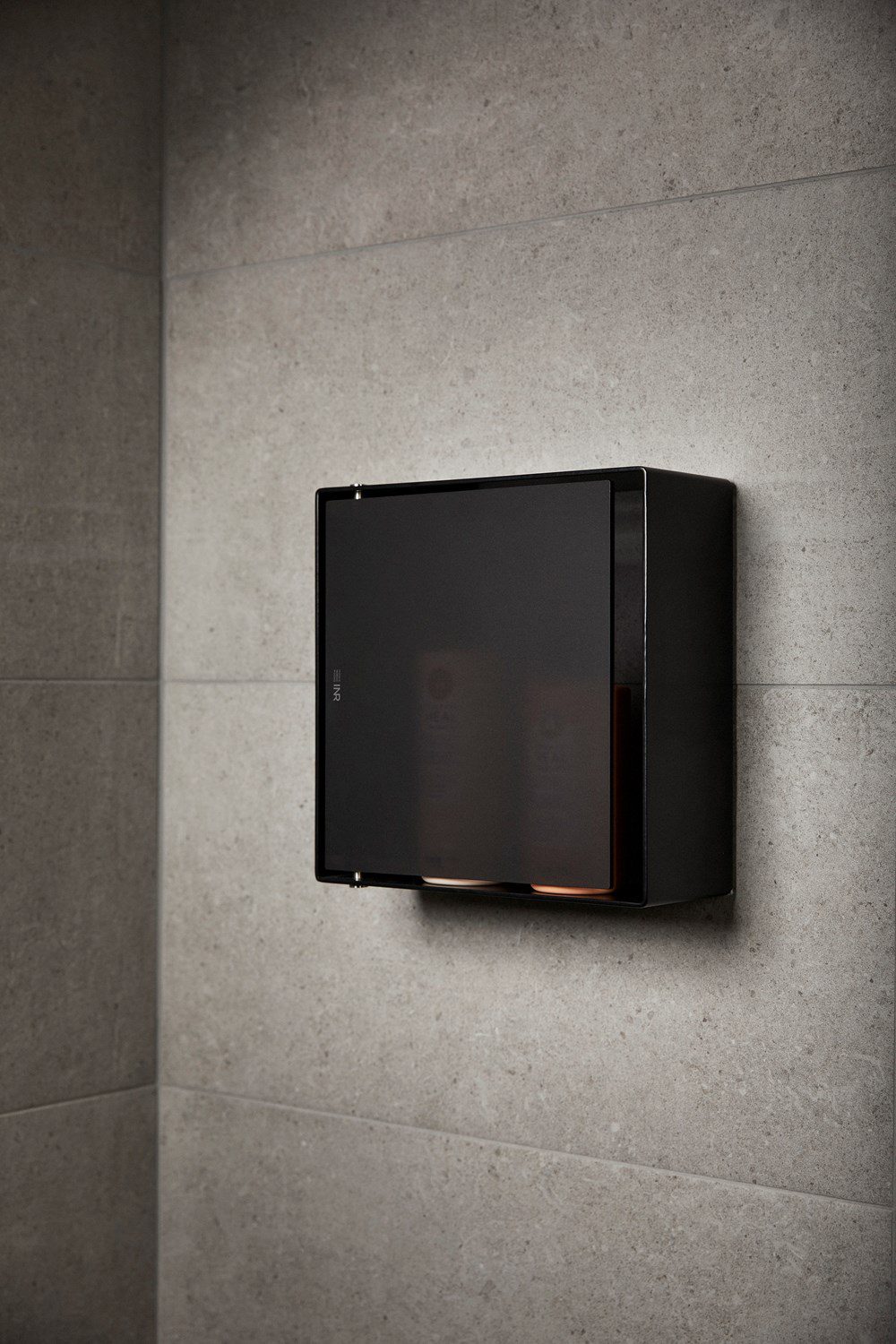 detalj-case-svart-med-stangd-lucka-sv-153475